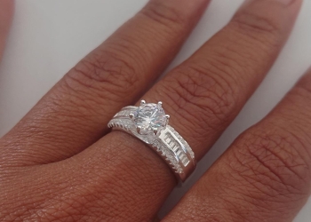 Baguette accented solitaire